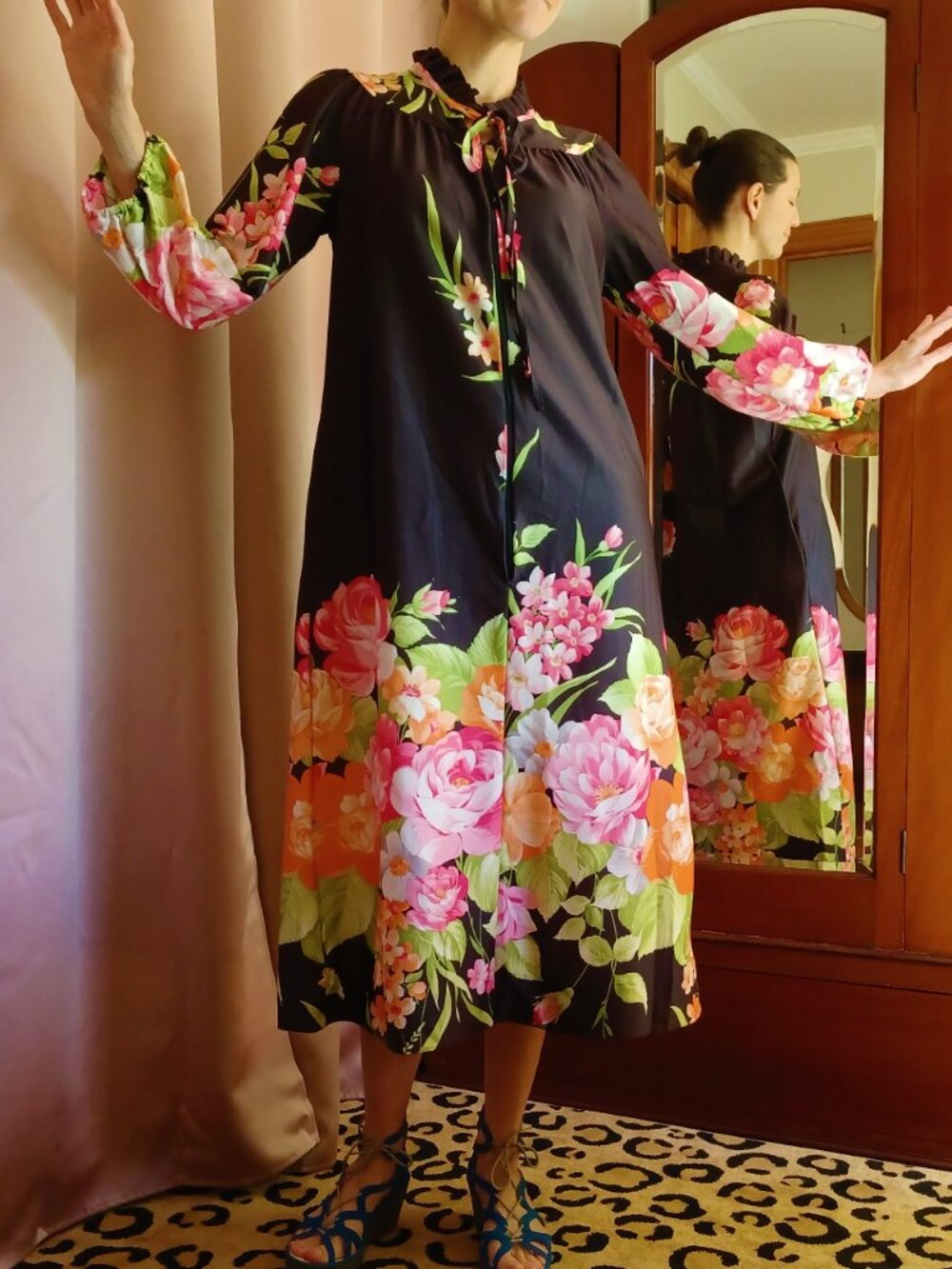 Vintage 60s Evelyn Pearson Flower Power House Dress, S/M